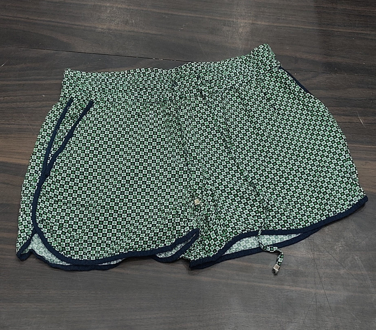 Green Geometric Print Dolphin Shorts : Size 28