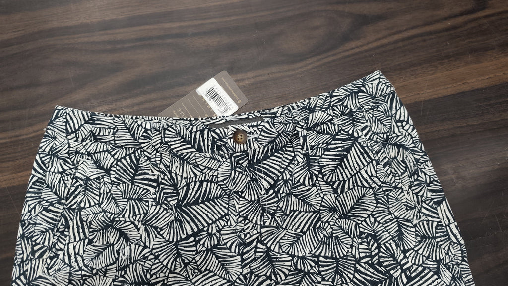 Black and White Leaf Print Casual Shorts : Size 34